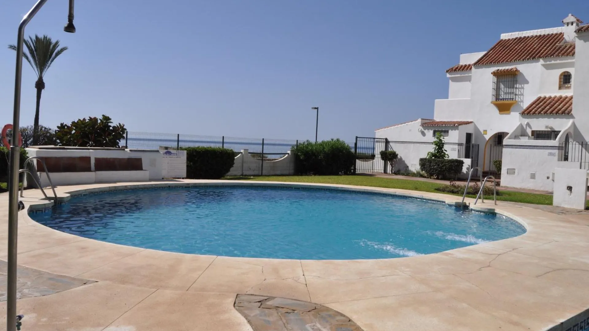 Adosado En La Bahia De Casares Villa Semesterbostad
